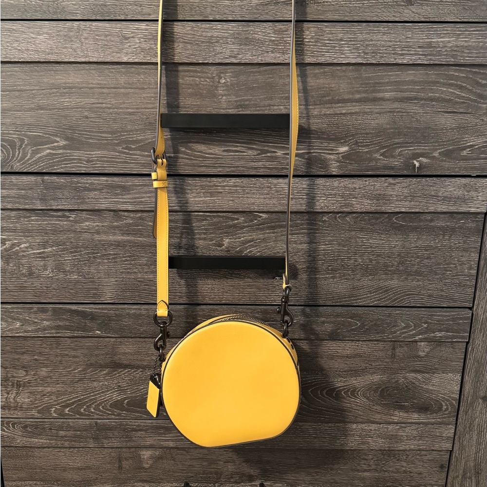 Coach CanteeN Leather Crossbody
Honeycomb Yellow EXCELLENT CONDITION - Picture 4 of 4